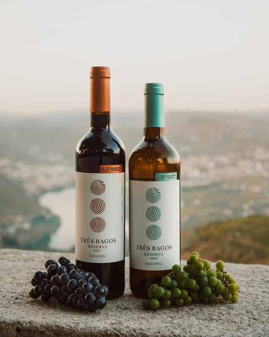 Três Bagos Reserva Branco 2024 e Três Bagos Reserva Tinto 2021. A nossa "marca-bandeira", nascida do conceito de união: três castas autóctones, das três sub-regiões do Douro.